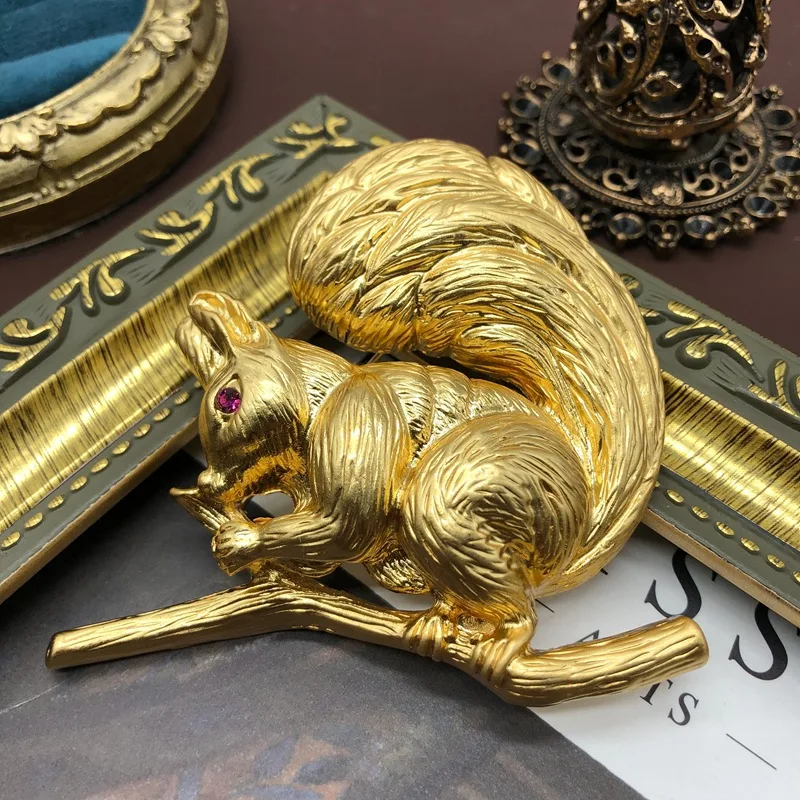 

SKEDS Classic Women Men Vintage Palace Baroque Squirrel Brooches Pins Fashion Retro Unisex Animal Gold Color Badges Corsage