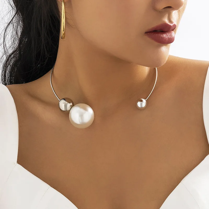

Jewelry is simple, personalized, and asymmetrical. Geometric beads, necklaces, and a niche design feel. Open necklaces for women