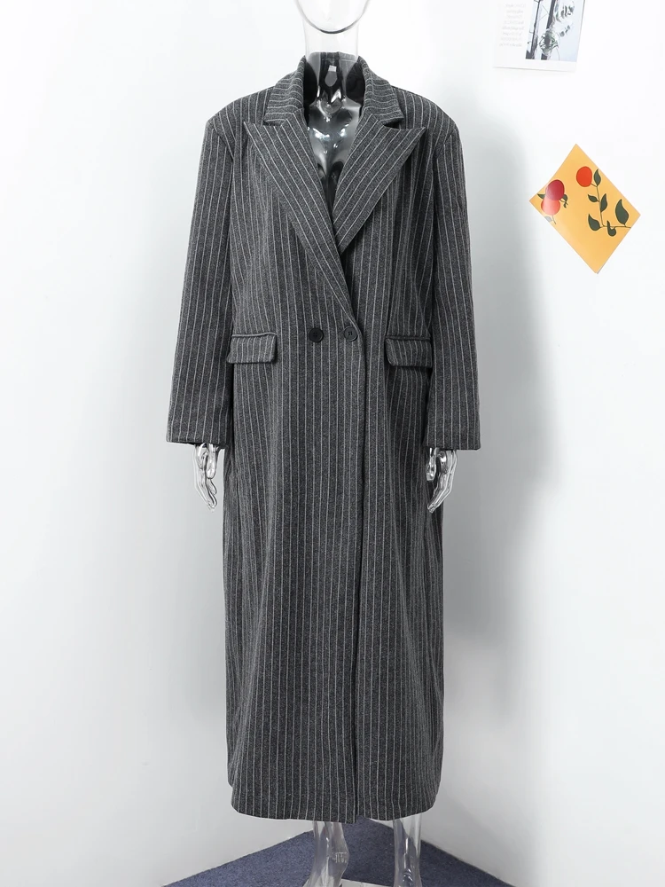 Женское длинное пальто на одной пуговице