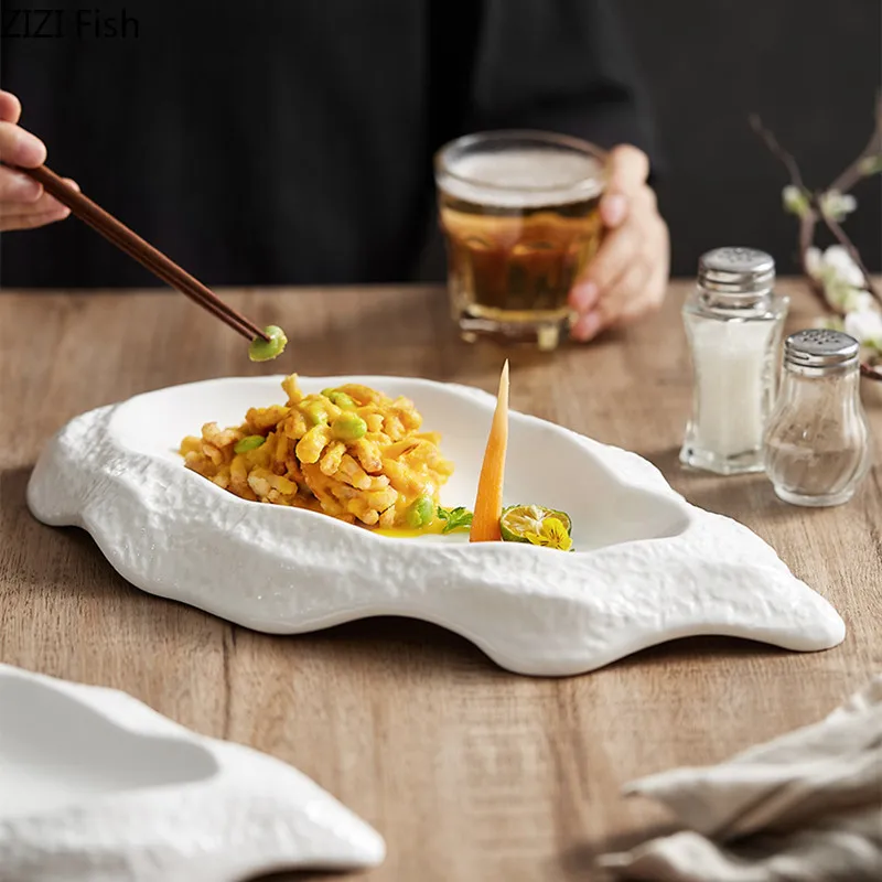 Керамическая тарелка неправильной формы десертная креативная белая посуда для