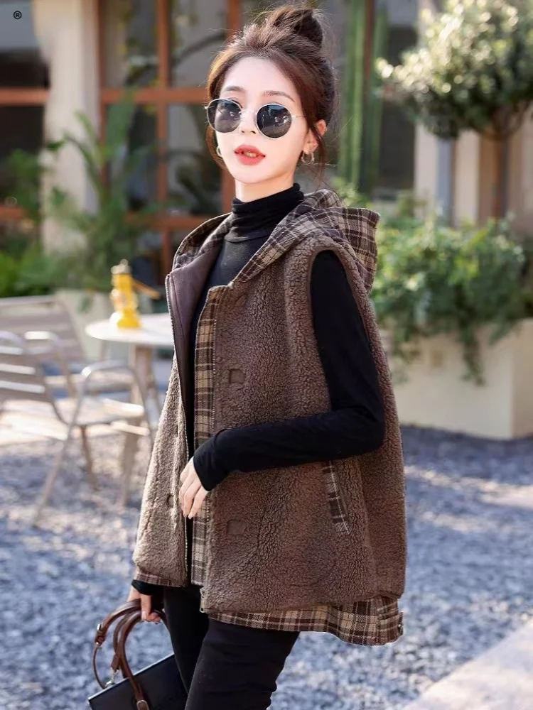 Женский кардиган без рукавов на молнии с капюшоном