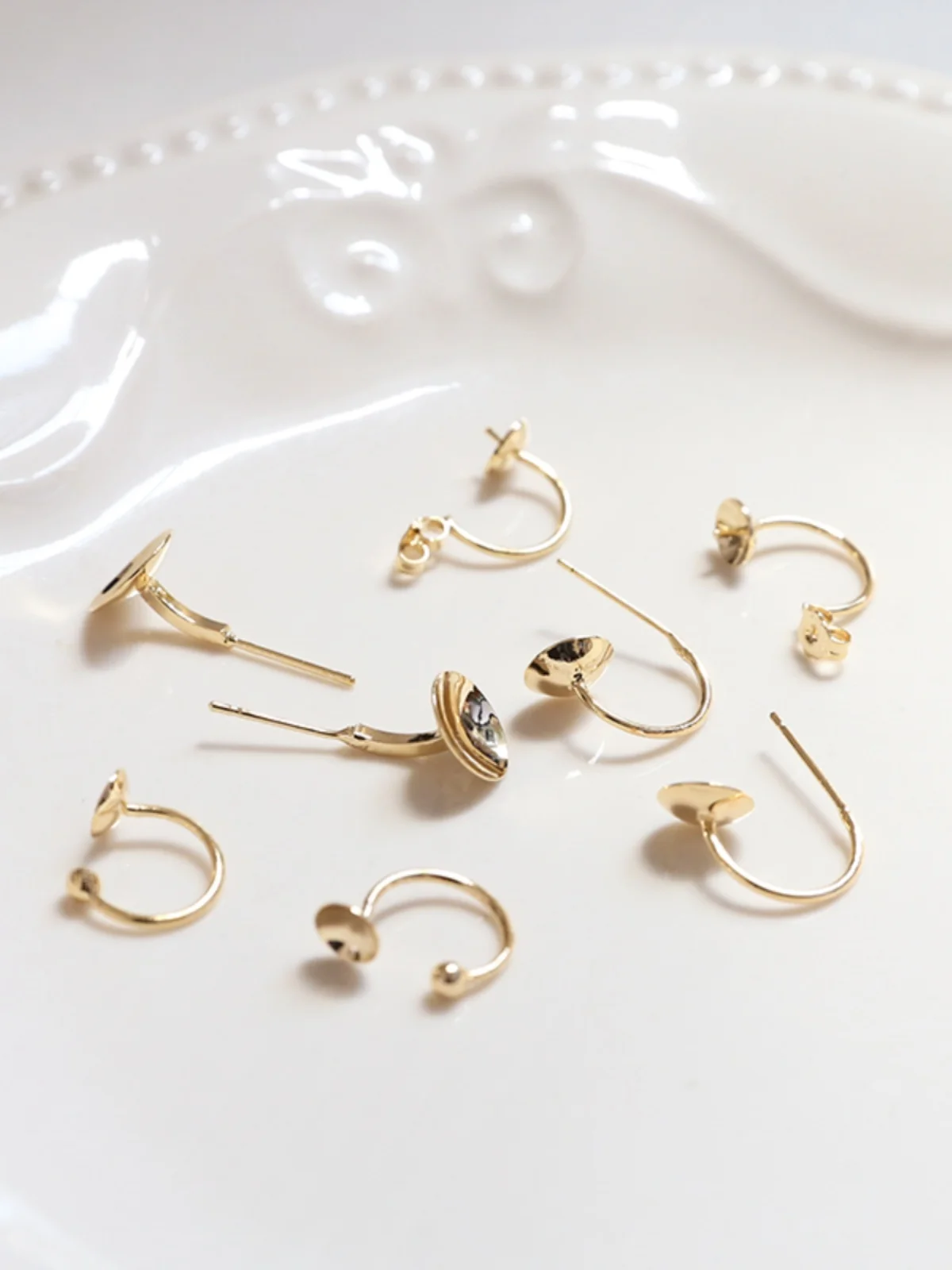 Медный позолоченный зажим для ушей C-типа 8K сохраняющий цвет простой цветок