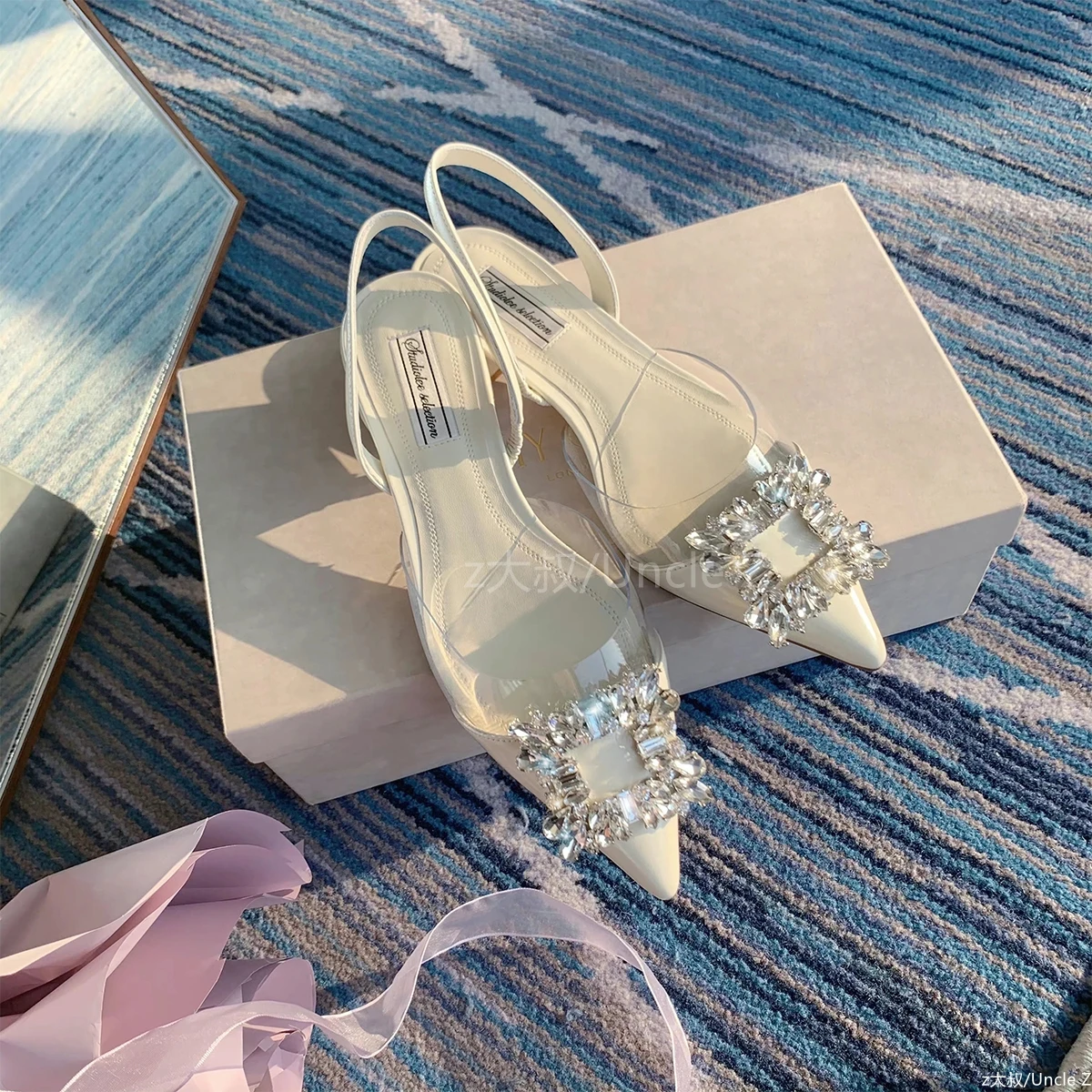 

Женские босоножки 2022, летние атласные туфли на среднем каблуке-шпильке с бантом и камелией, женские туфли с острым носком на высоком каблуке