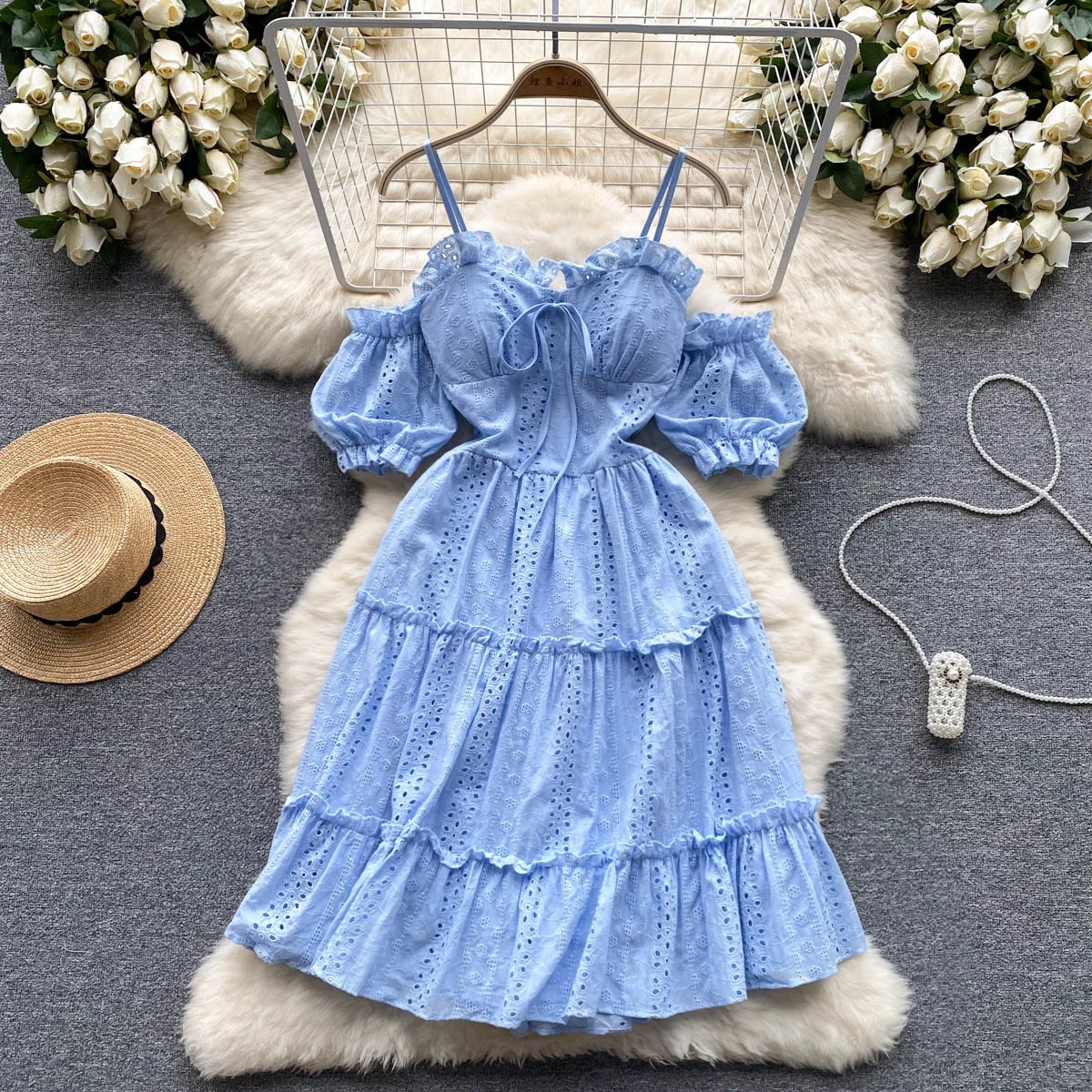 

Женское летнее платье с цветочной вышивкой, открытыми плечами и коротким рукавом