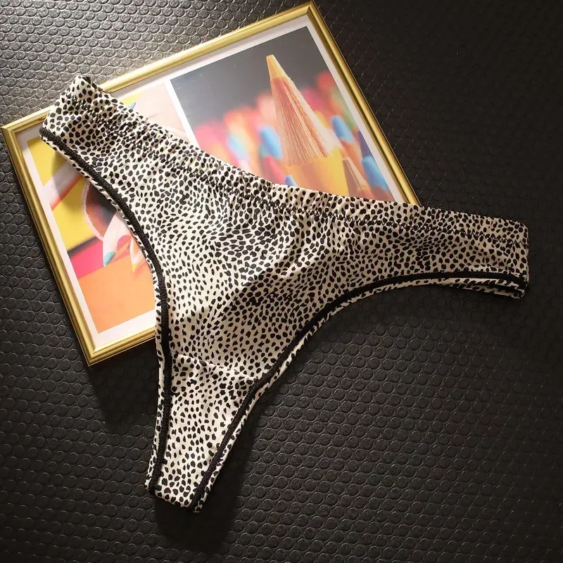 Женские трусы-стринги с леопардовым принтом