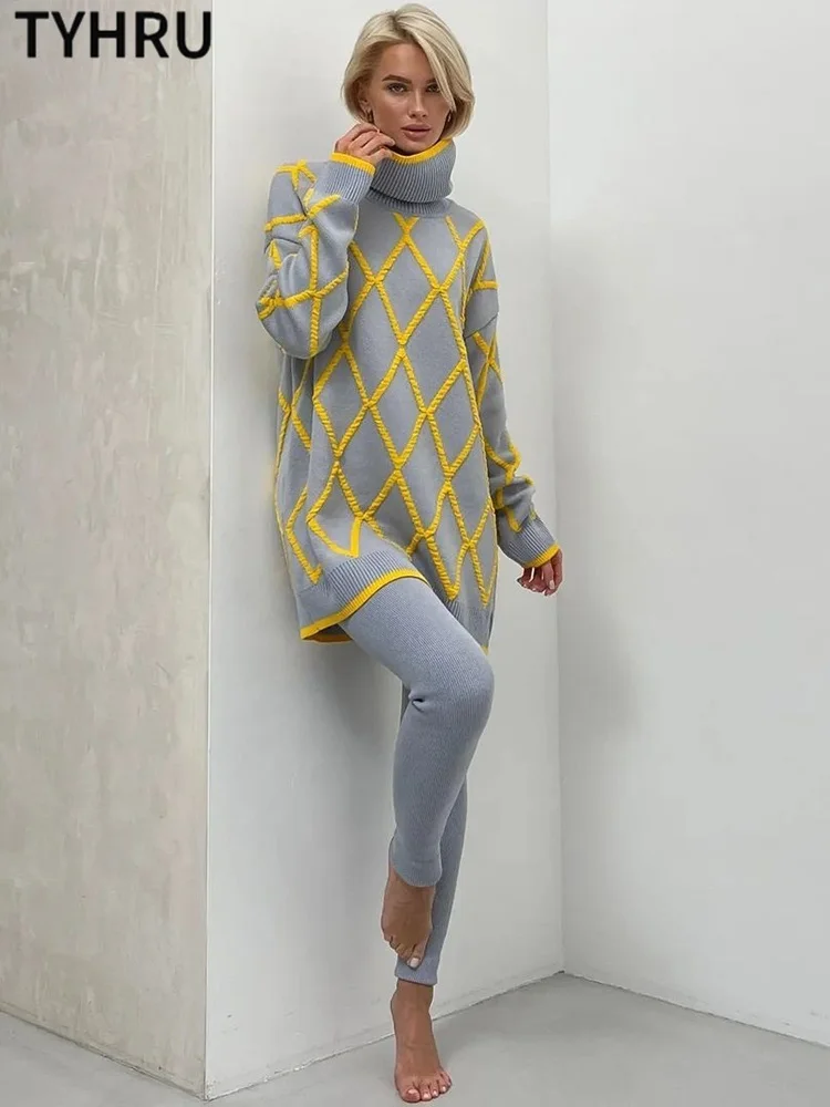 

Женский трикотажный костюм из водолазки и брюк, свободного покроя