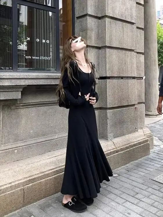 Трикотажное платье с французским вырезом и U-образным воротником. Женское