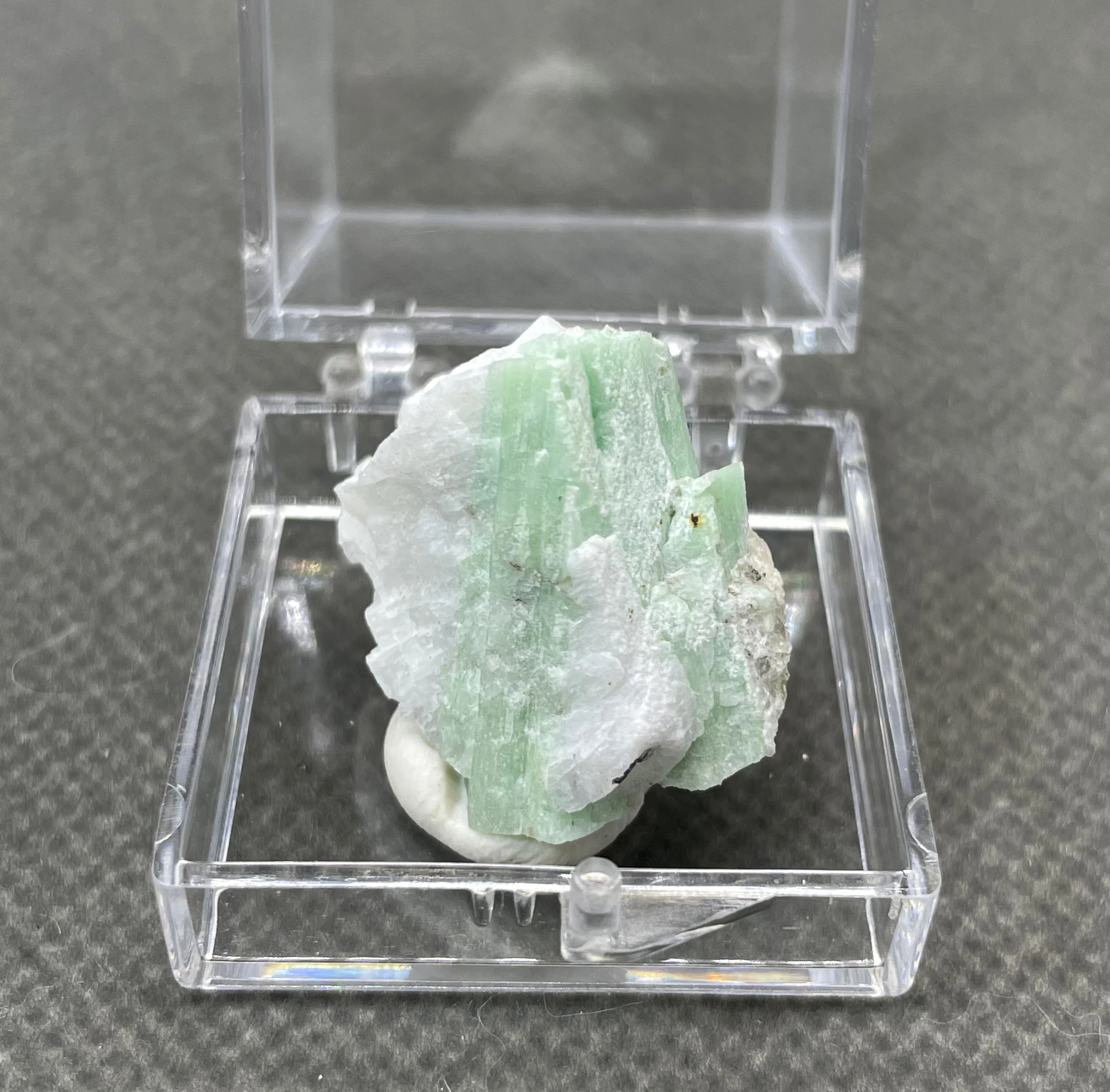 

Образец минерала изумруда QIANCHUAN