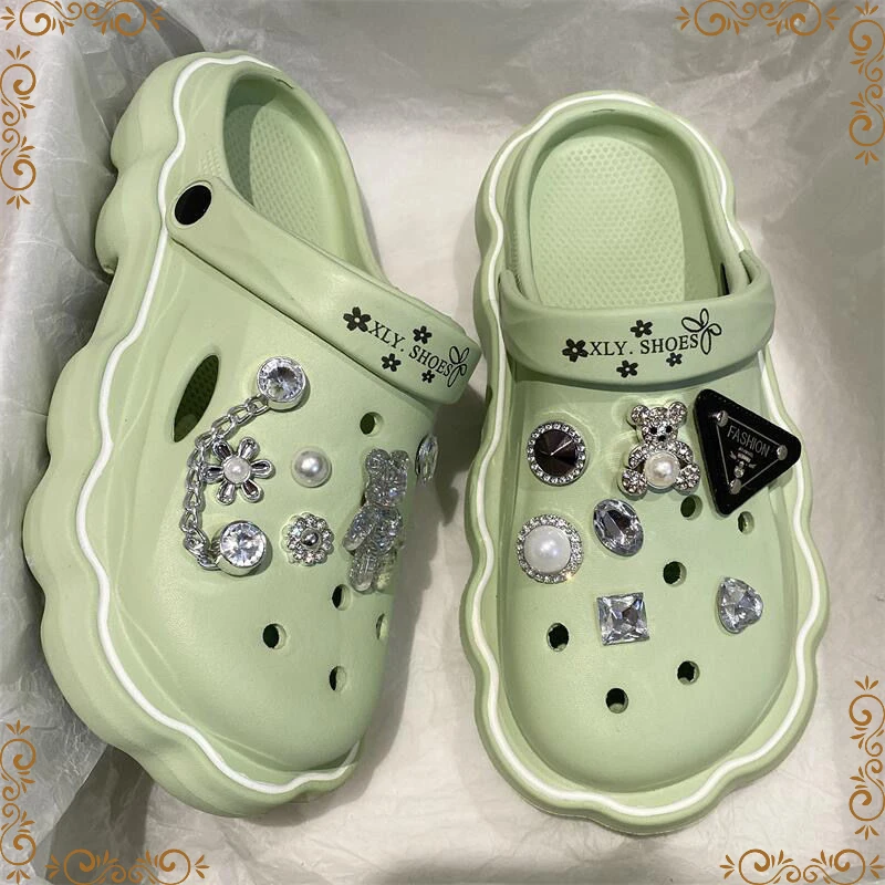 

Woman Beach Slipper Cute Cartoon Diamond Deco for Hole Shoes Antislip Thicken Shoes for Women 2023 Flat Garden DIY Croc Slippers