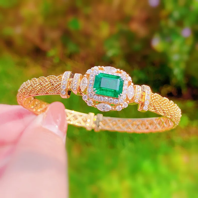 

Italian Retro Handmade Woven 18k Gold Simulation Zambian Emerald Bracelet Luxurious Full Diamond Opening Bracelet for Women