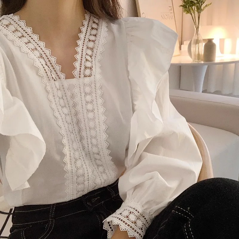 

Модная женская блузка 2023 Корейская шикарная Осенняя французская темпераментная кружевная Свободная Повседневная рубашка с V-образным вырезом и оборками