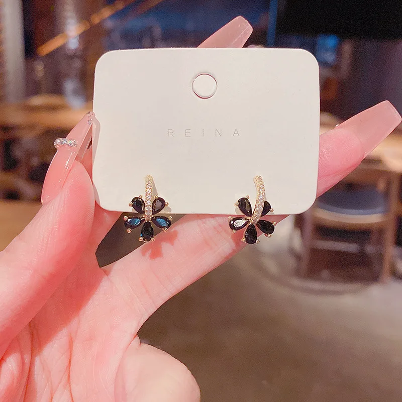 

Korean version of fashion personality black crystal flower S925 silver needle earrings female temperament exquisite earrings