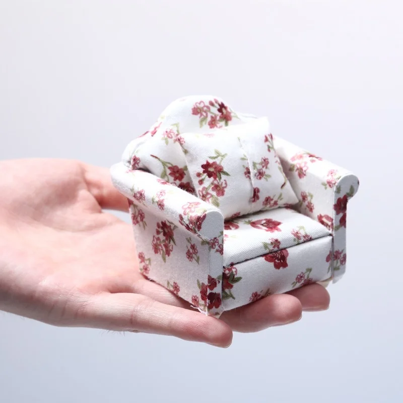 

Мебель для кукольного домика 1/12, мини-мебель для гостиной, модель для сцены, маленький цветочный тканевый одиночный диван, Миниатюрная игру...