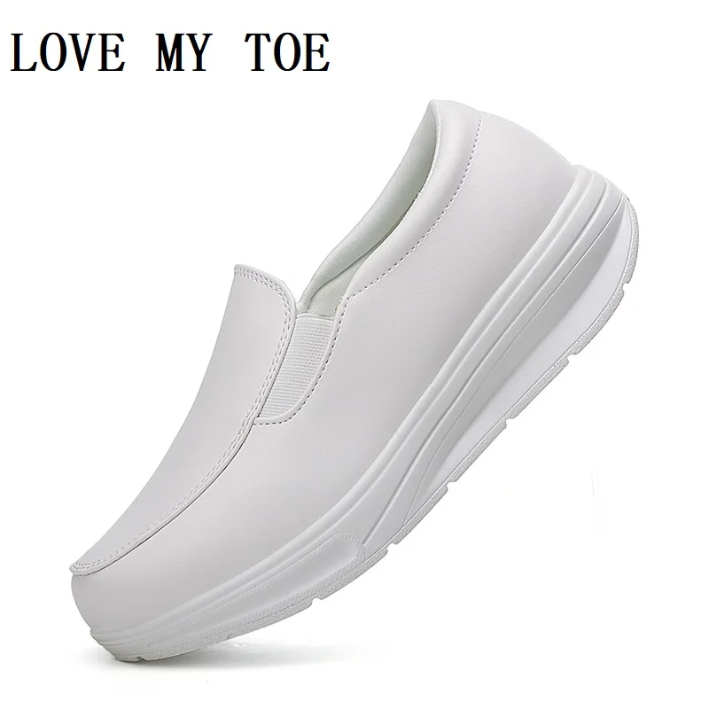 Женские нескользящие кроссовки из микрофибры белые на танкетке для медсестер