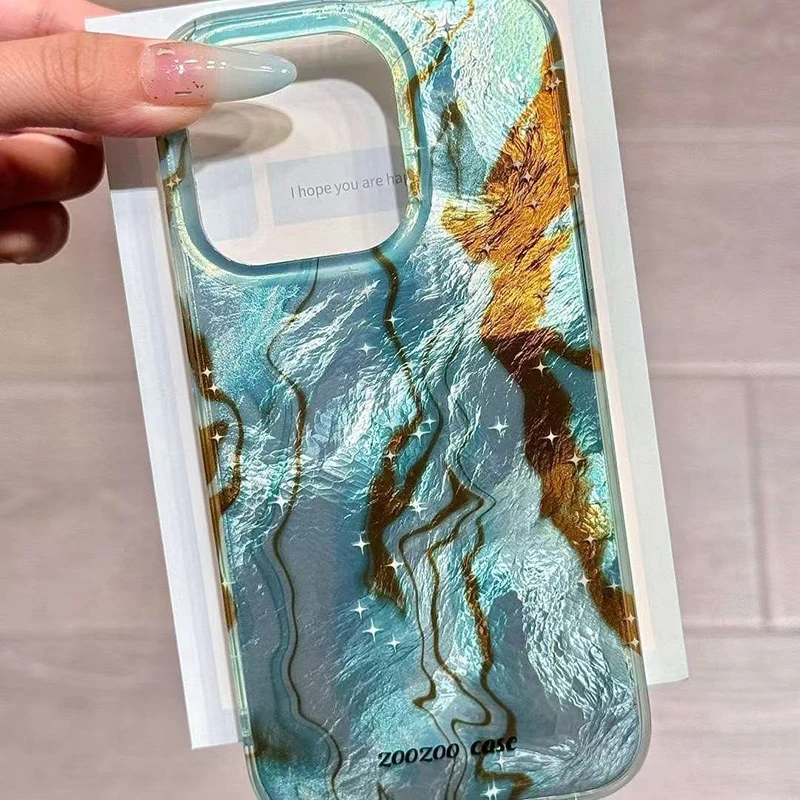 Чехол для телефона с вихревым узором сине-зеленый нерегулярным градиентом iPhone 16