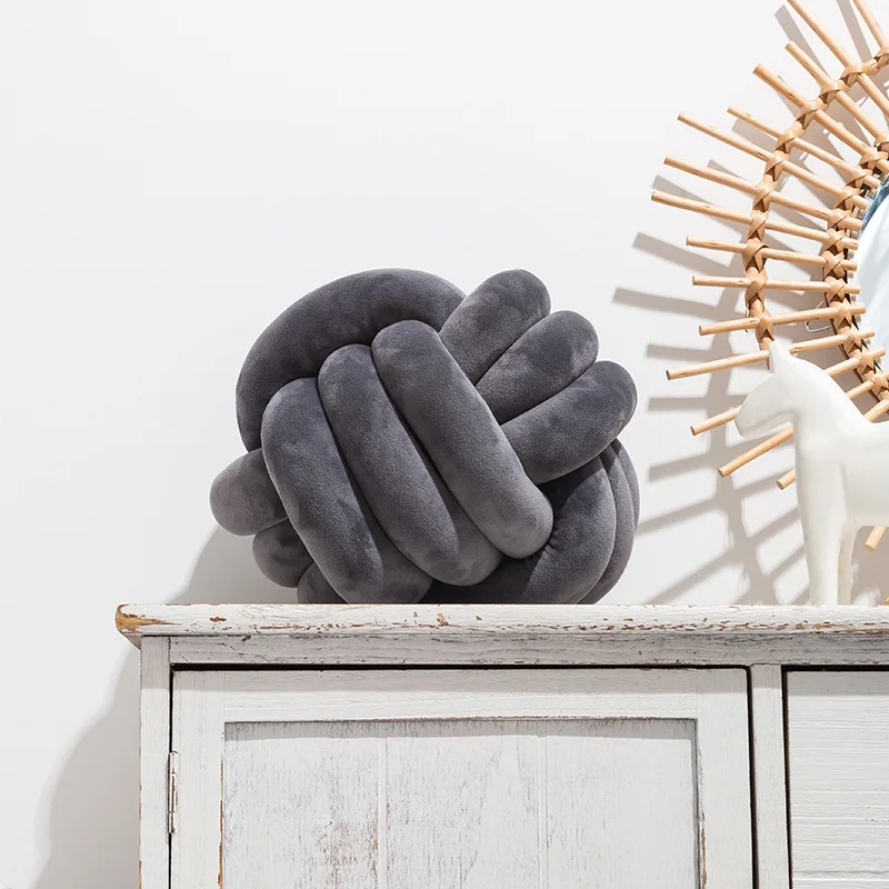 

Фиолетовая плюшевая подушка-шарик Nordic