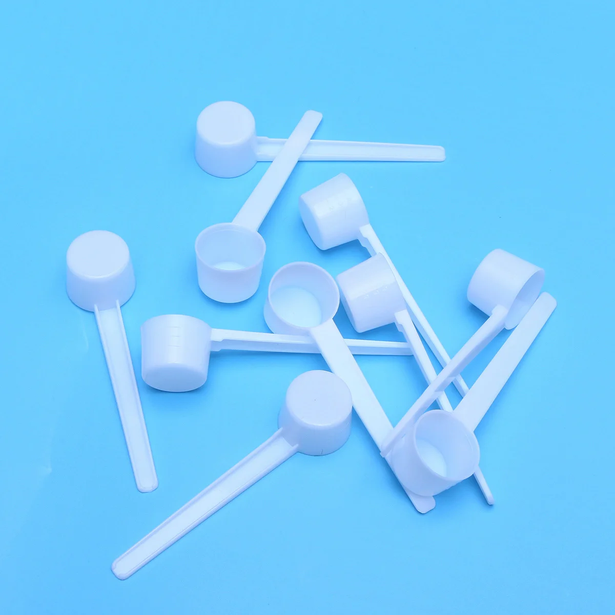 

10 шт. мерные чашки, магнитная мерная ложка, белый набор, пластиковая ложка, столовый стол, набор пластиковых мерных ложек, молоко