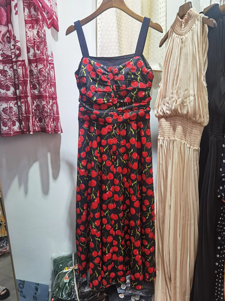 Женское платье с принтом вишни JUNLINNA летнее средней длины на тонких бретелях