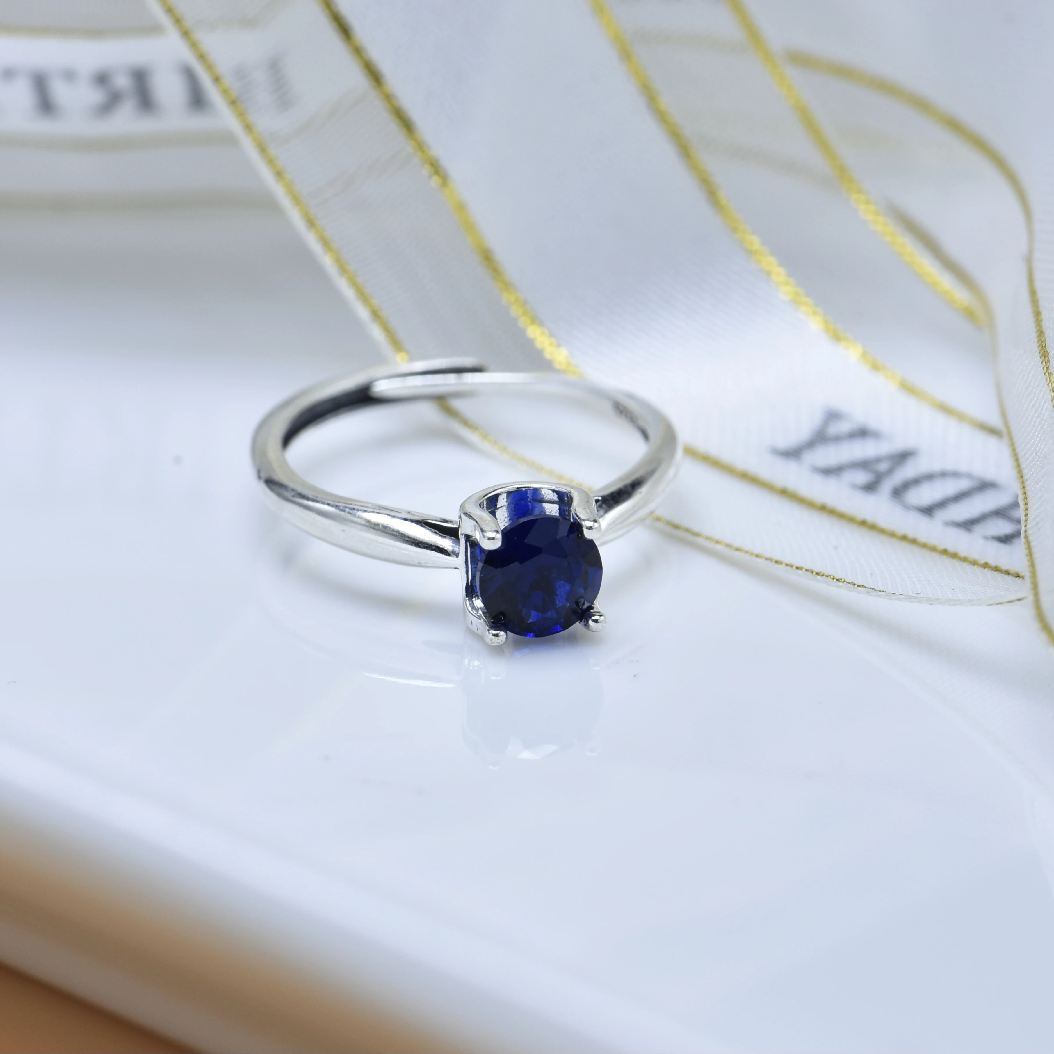 

Женское кольцо с сапфировым стеклом, из серебра 925 пробы
