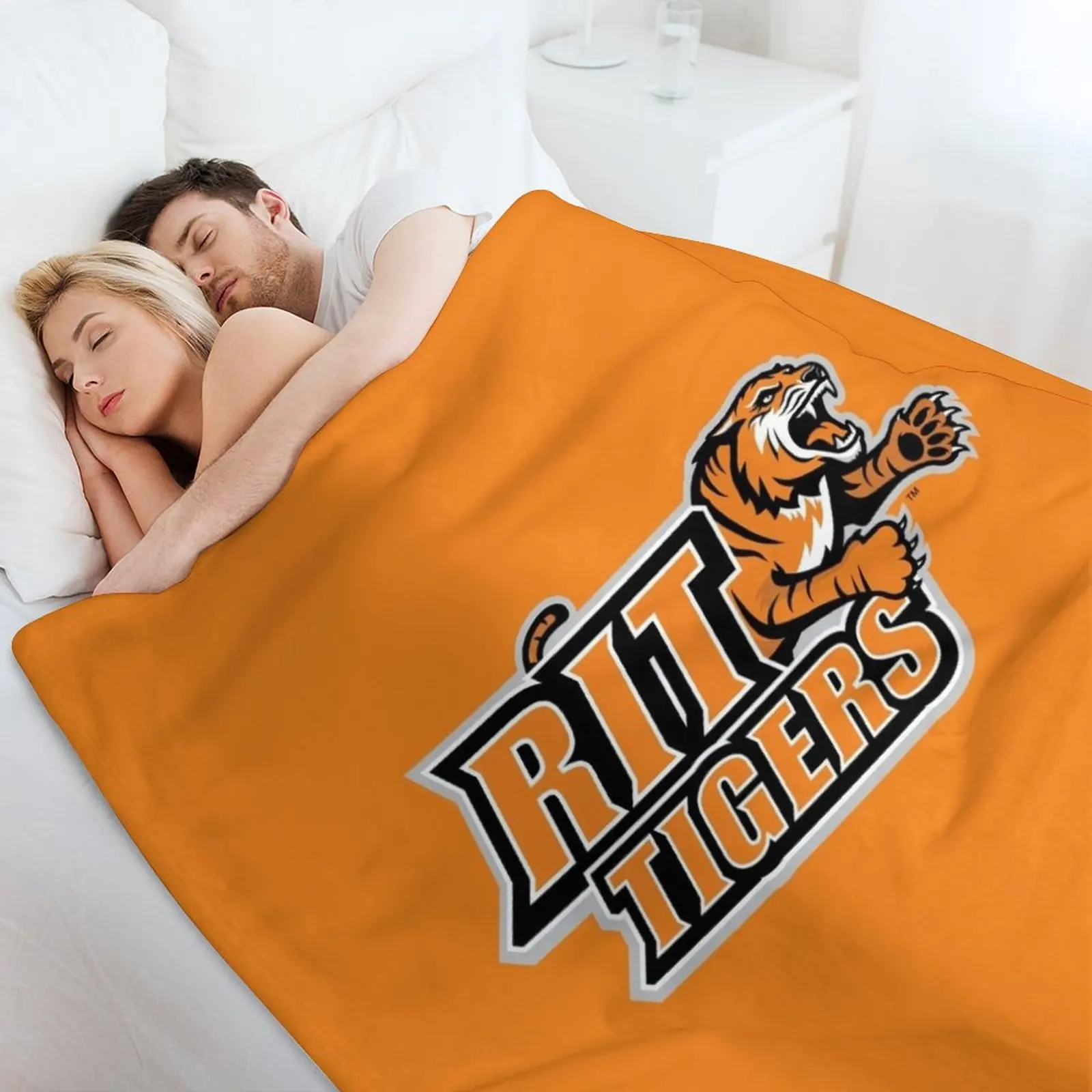 РИТ Тигры бросает одеяло и одеяла на Хэллоуин