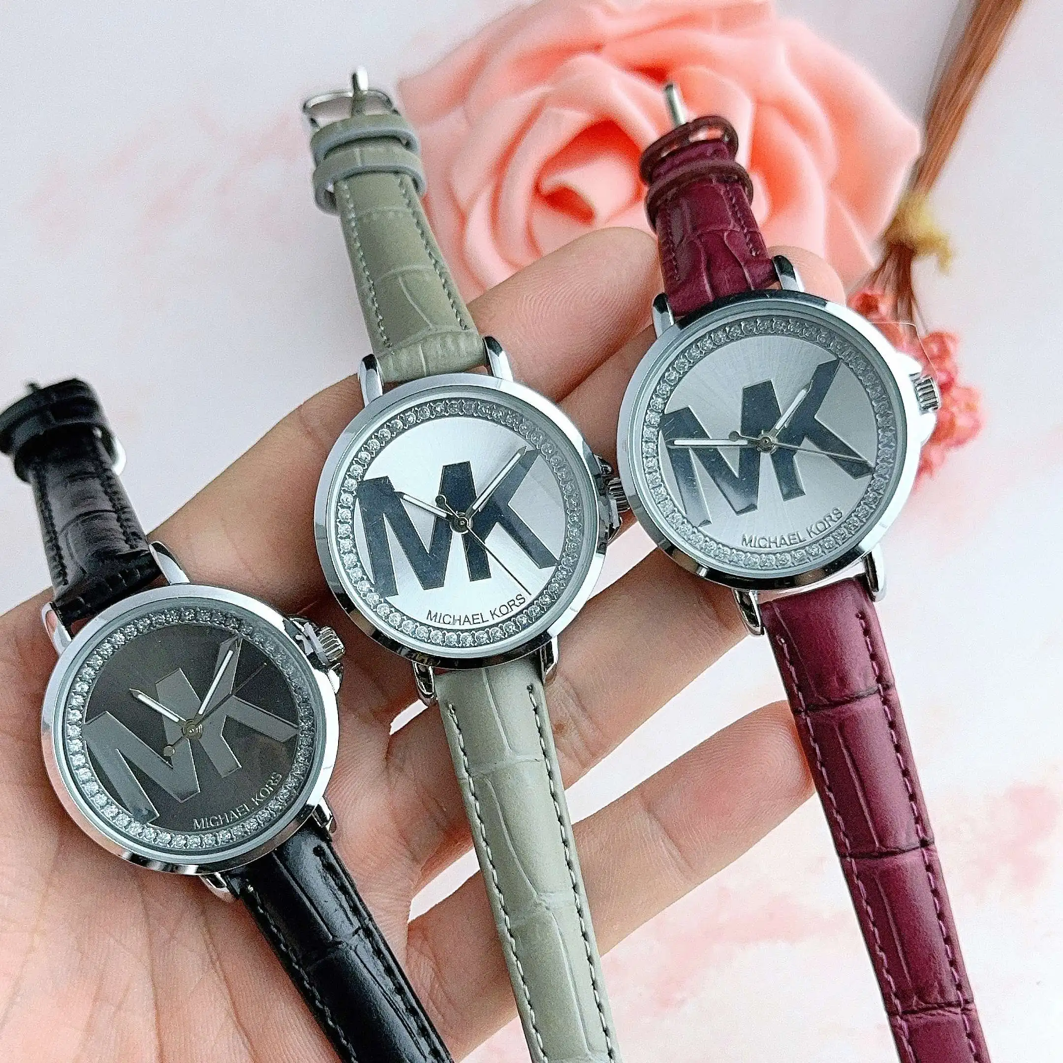 Фото Новые женские повседневные модные наручные часы Michael Kors в деловом стиле с кожаным ремешком, кварцевые часы с циферблатом из сплава, украшенным бриллиантами №2
