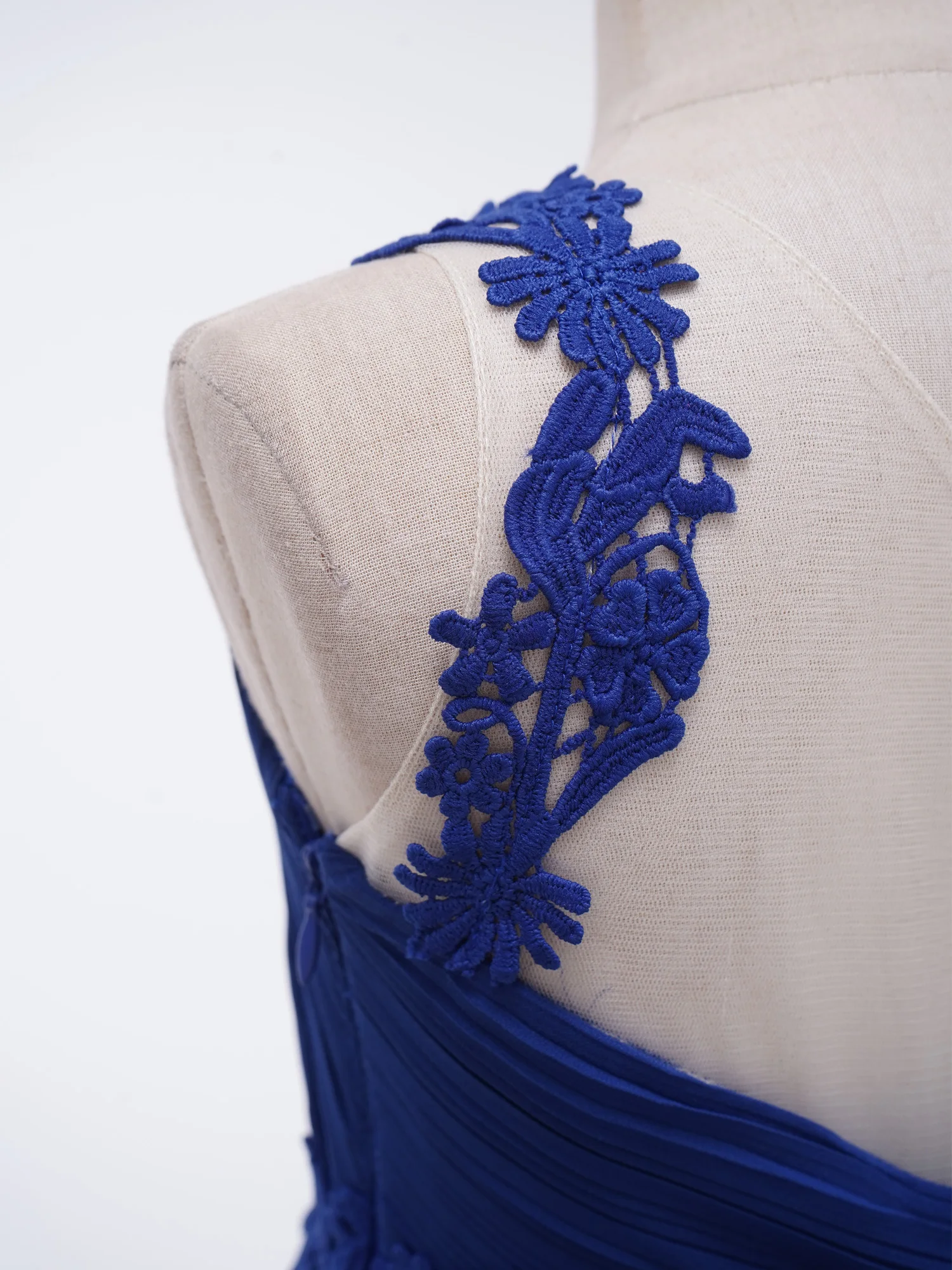 Шифоновое платье с открытым плечом без рукавов цветочным принтом