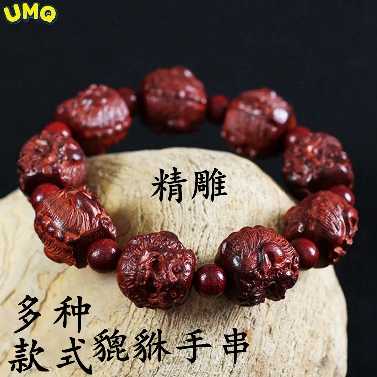 

Carved From Zambian Blood Sandalwood, the Hand String of Buddha Beads Is Surrounded by Buddha Head Lotus, Which Is Similar to