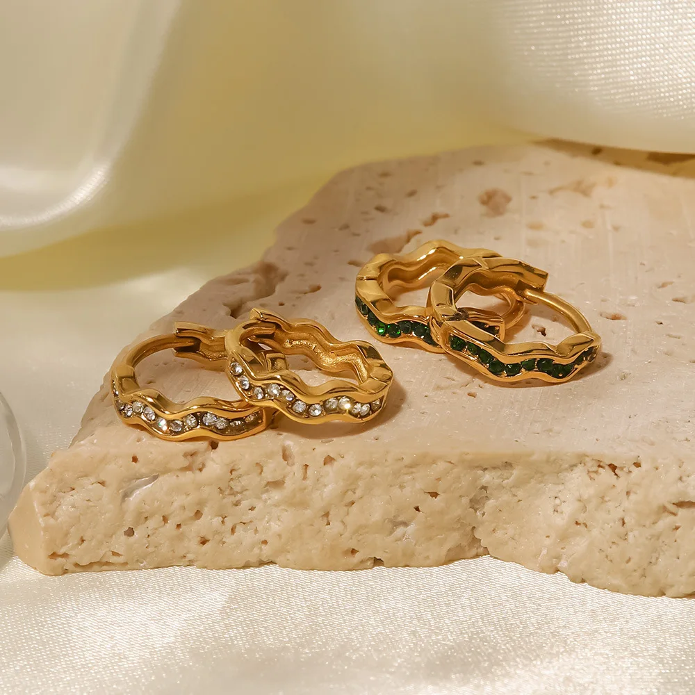 

DEAR-LIFE New French shaped titanium steel earrings with green diamonds wave earrings women's light luxury earrings