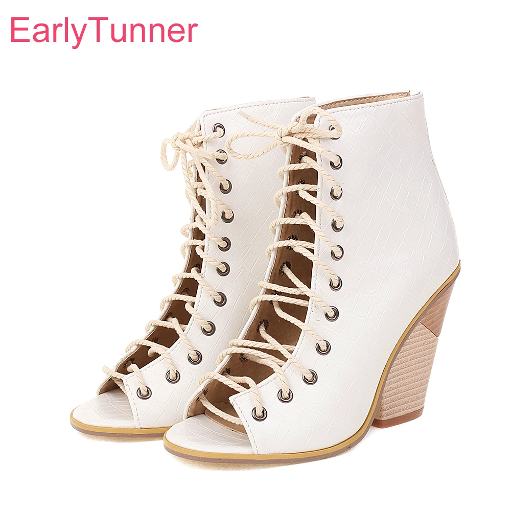 Женские босоножки на высоком каблуке удобные белого и розового цвета с высоким