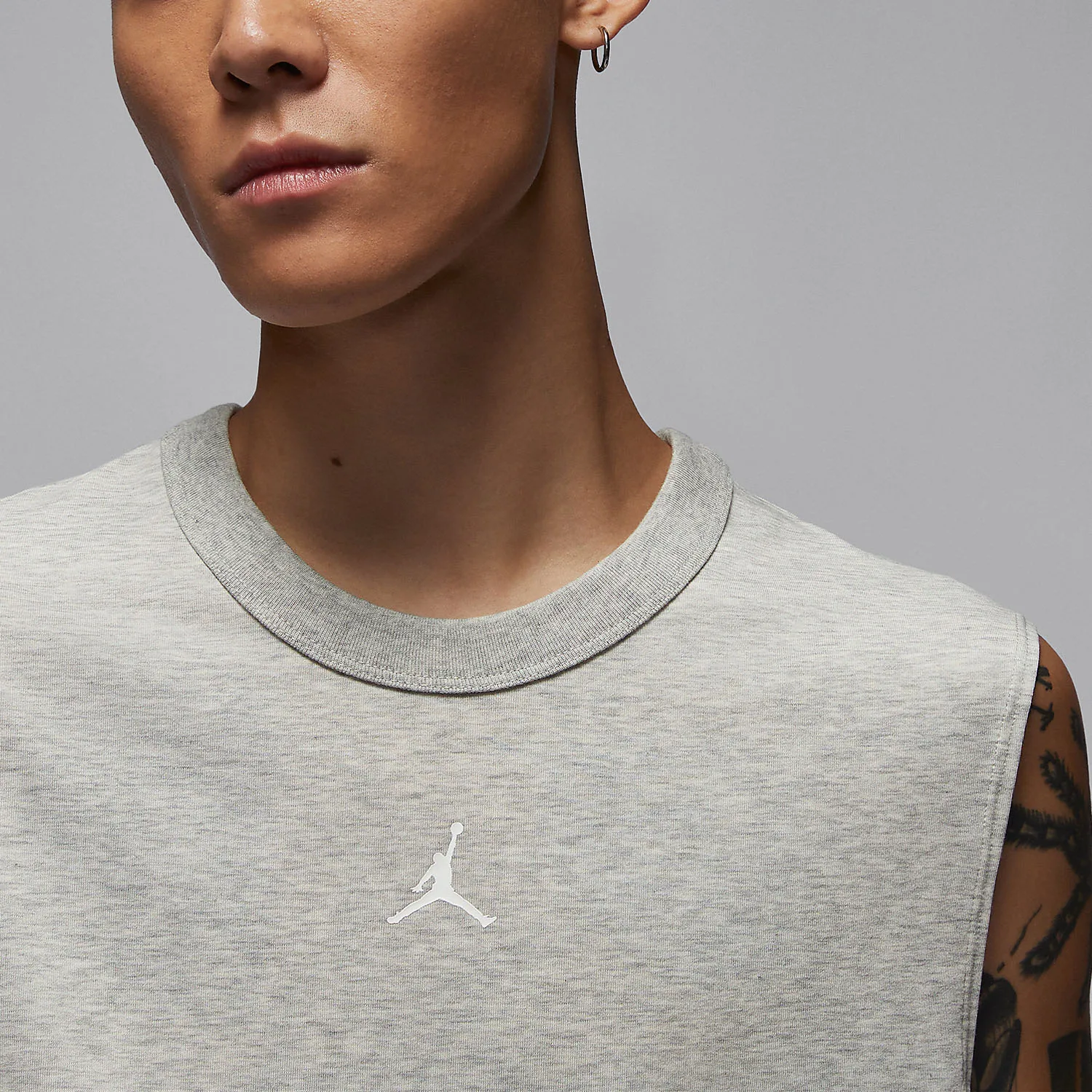Фото Оригинальная мужская спортивная безрукавка Nike JORDAN с круглым вырезом для тренировок, модель FN5857-050 №3