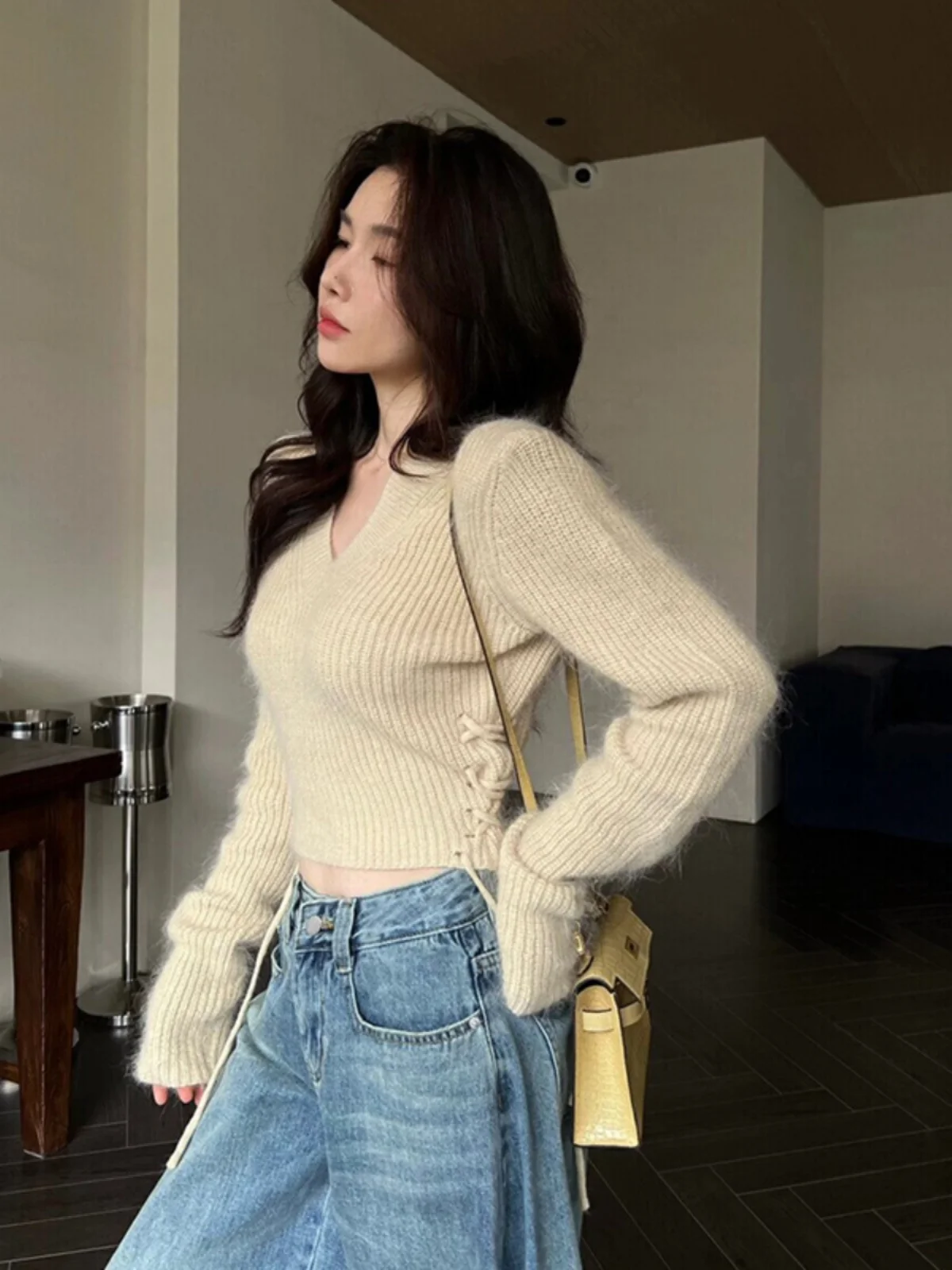 Бархатный пуловер Maillard цвета хаки с v-образным вырезом и енотом женский