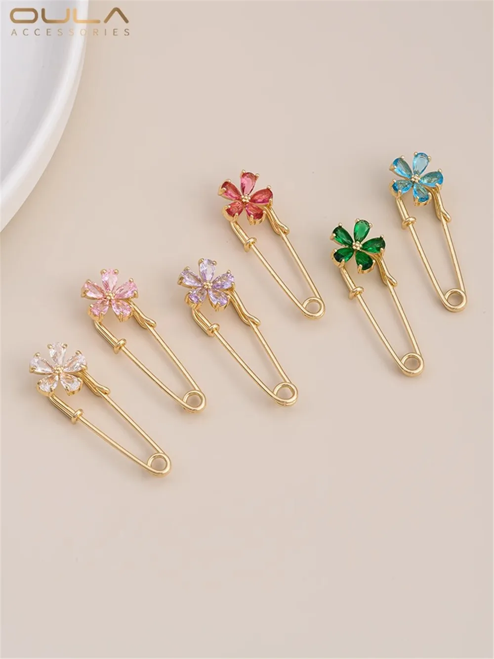 Брошь из циркония с инкрустированным золотом 14 к в форме цветка