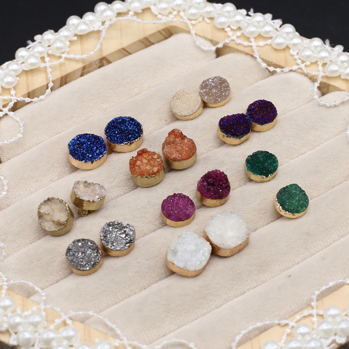 1 пара серьги-гвоздики с натуральным камнем