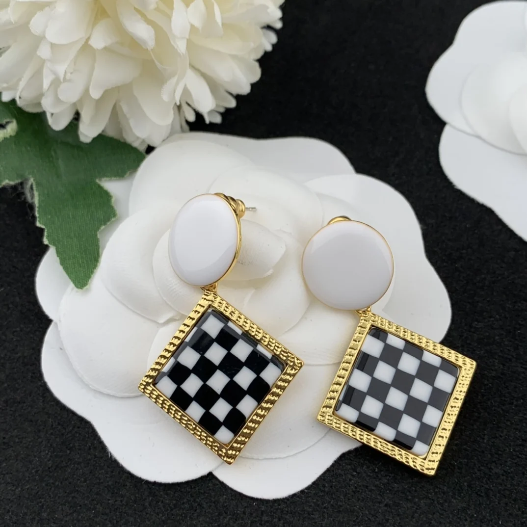 

Европейские и американские геометрические серьги