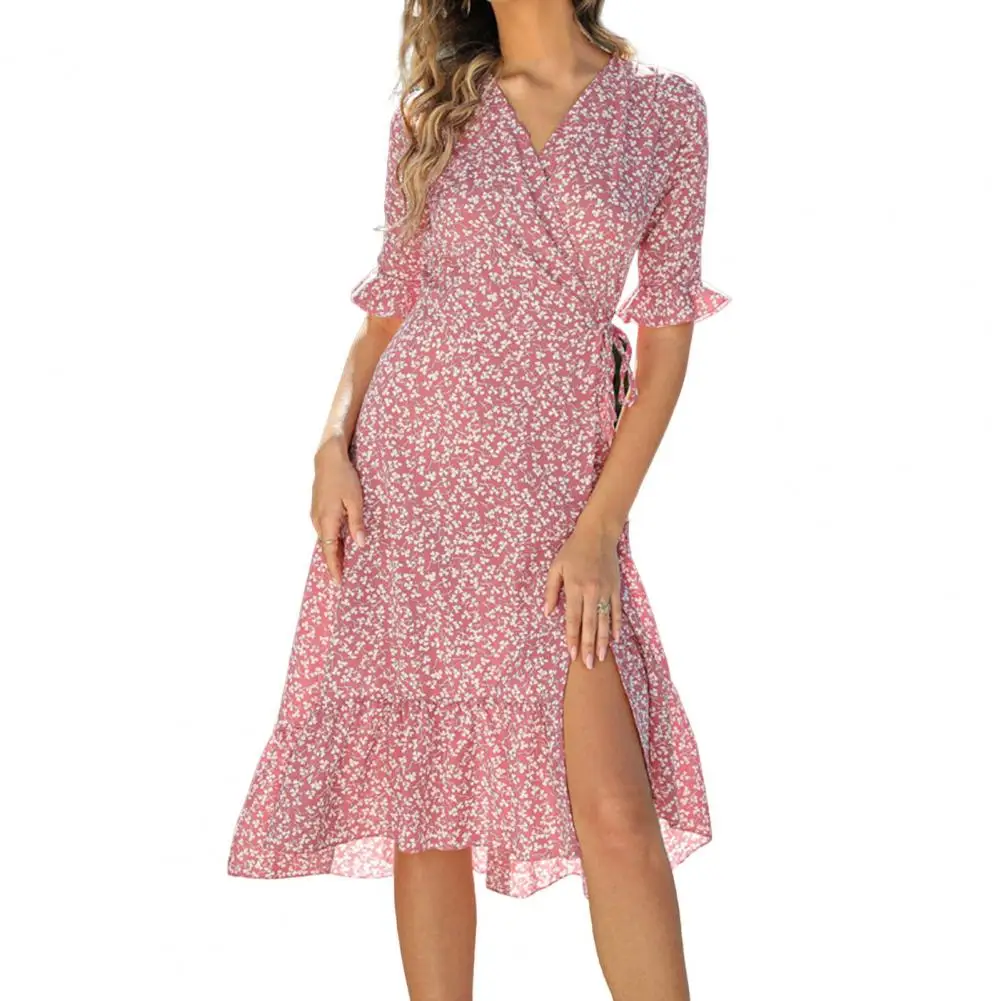 

Женское платье-трапеция с коротким рукавом и разрезом на подоле