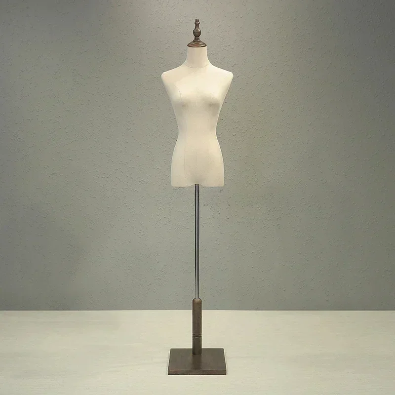 Скандинавские манекены для магазина женской одежды. Женский манекен взрослых с