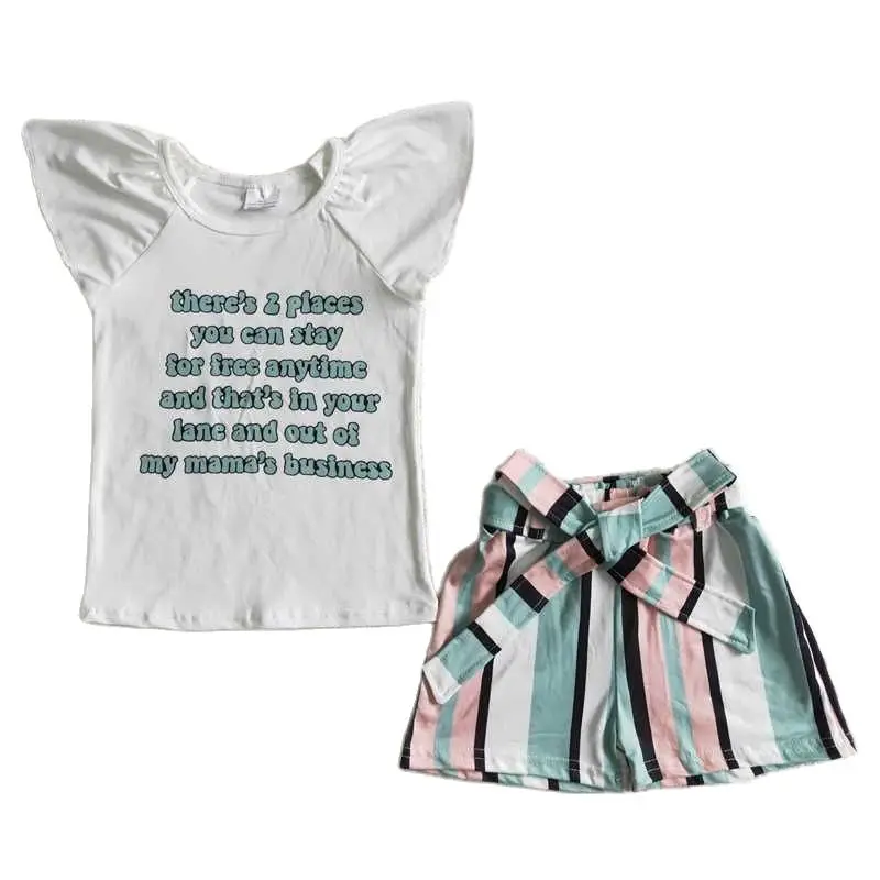 Красный топ с коротким рукавом и Бейсбольным принтом черные шорты |