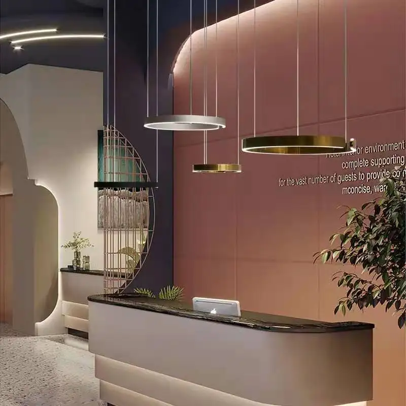 Продажа Современные светодиодные кольцевые подвесные лампы, Минималистичная люстра золотого и черного цвета с дистанционным управлением для стол...