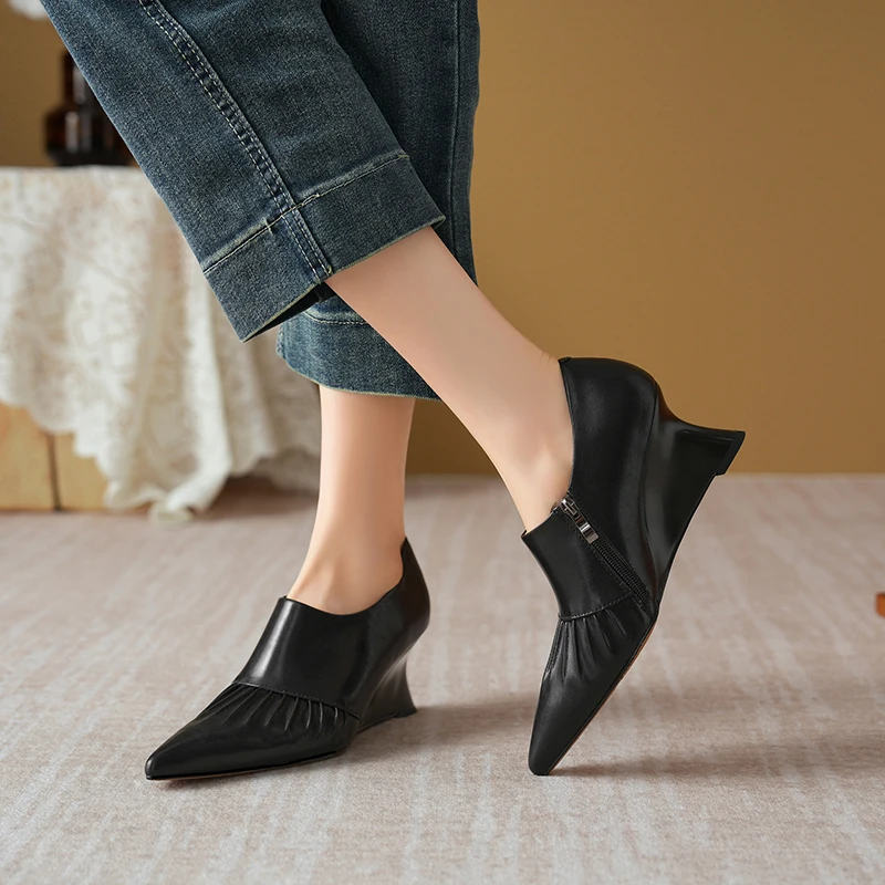 Женские туфли-лодочки из натуральной кожи с острым носком на танкетке и