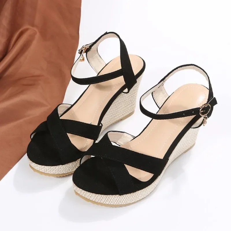 Босоножки женские на танкетке черные бежевые