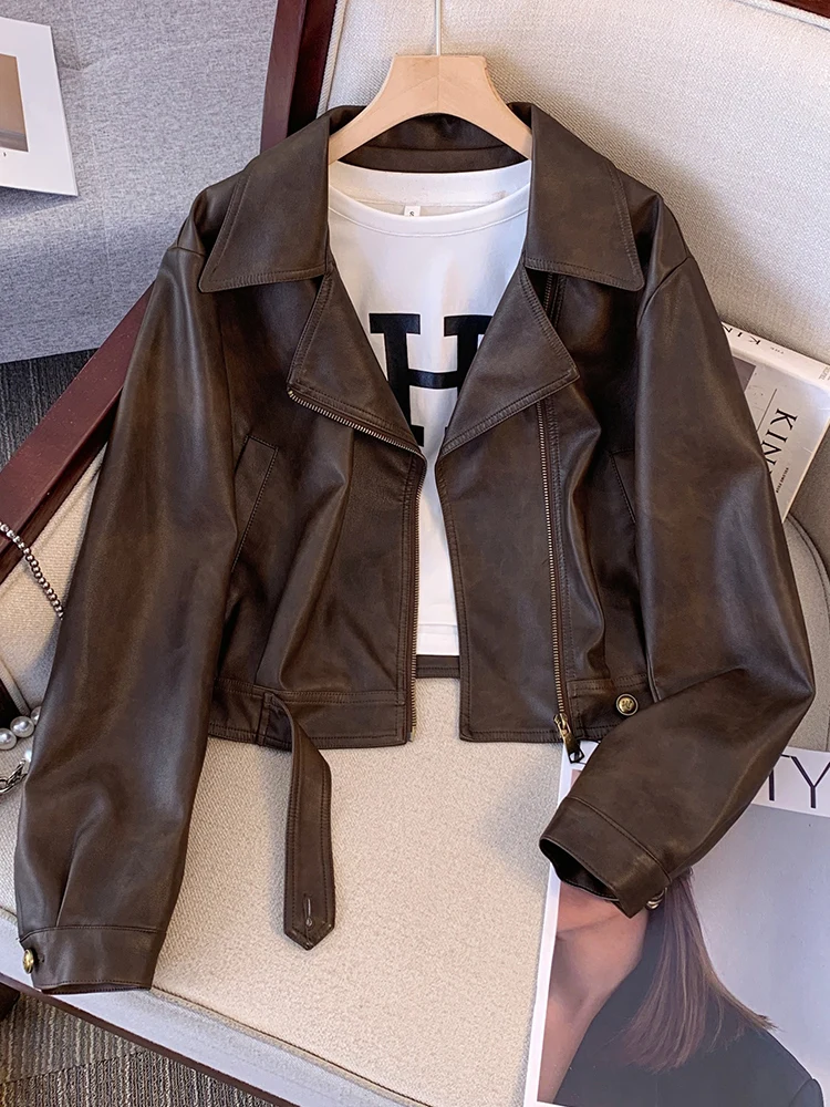 Популярное в этом году коричневое кофейное пальто из искусственной кожи. Верхняя