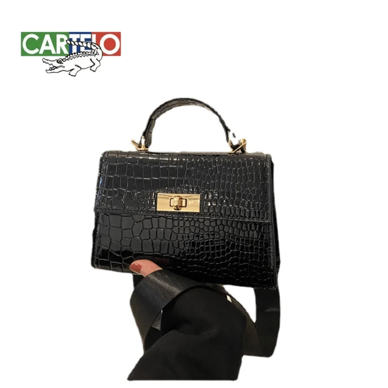 

Сумка-тоут женская из лакированной кожи под крокодила