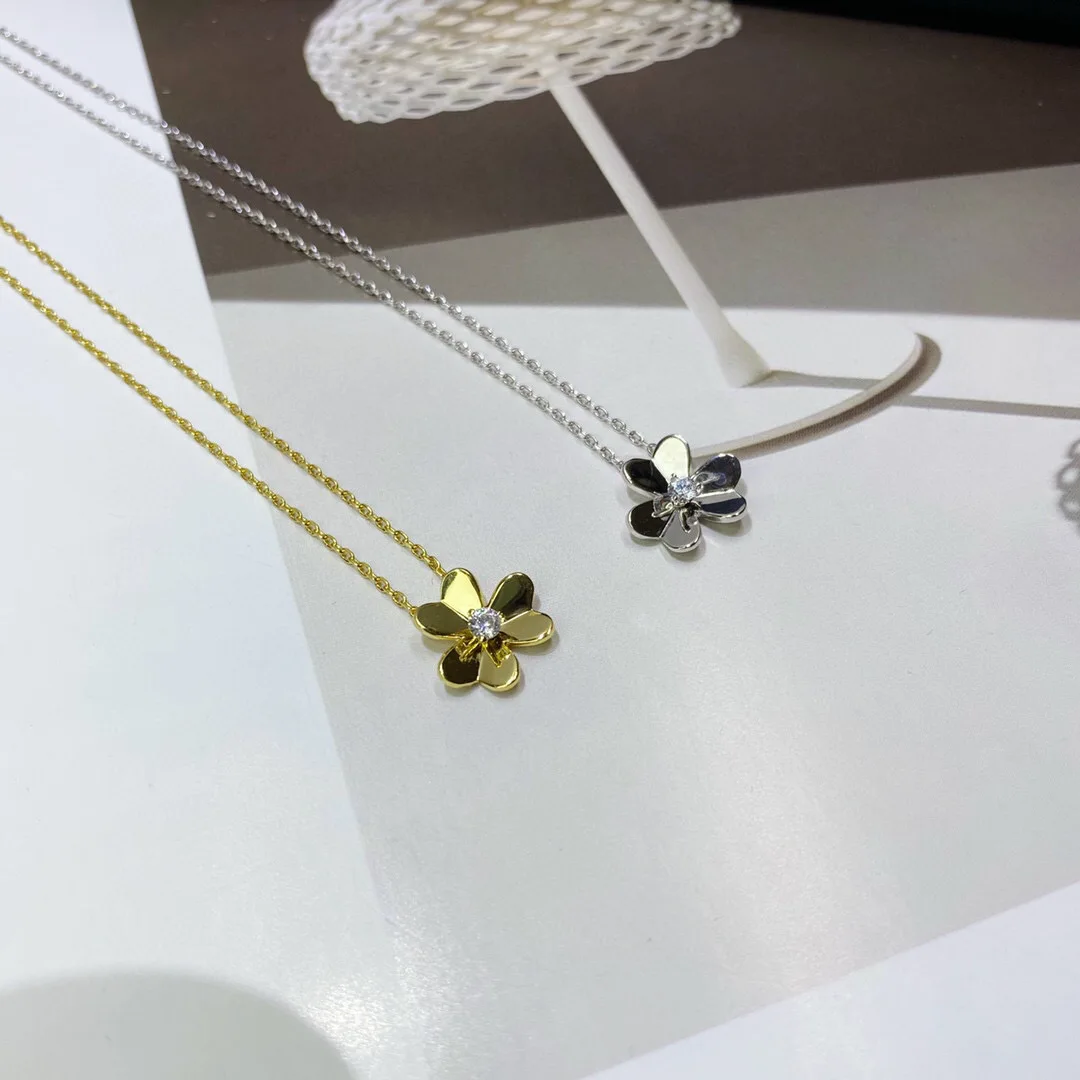 Фото Ожерелье с подвеской Lucky Clover из стерлингового серебра 925 пробы с бриллиантовыми лепестками Pavé и серьгами-гвоздиками с одним бриллиантовым цветком №2
