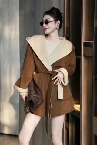 Фото 2025 Женская одежда Slim-Fit-Jacke mit Kapuze und Gürtel 1017 №1