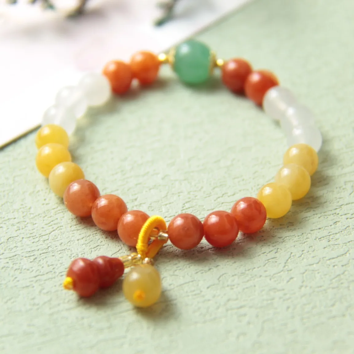 

Натуральный красочный нефритовый браслет 8 мм, женские изящные ювелирные изделия, подлинный китайский гетянь нефритовый цветной нефритовый браслет с кисточками и бусинами