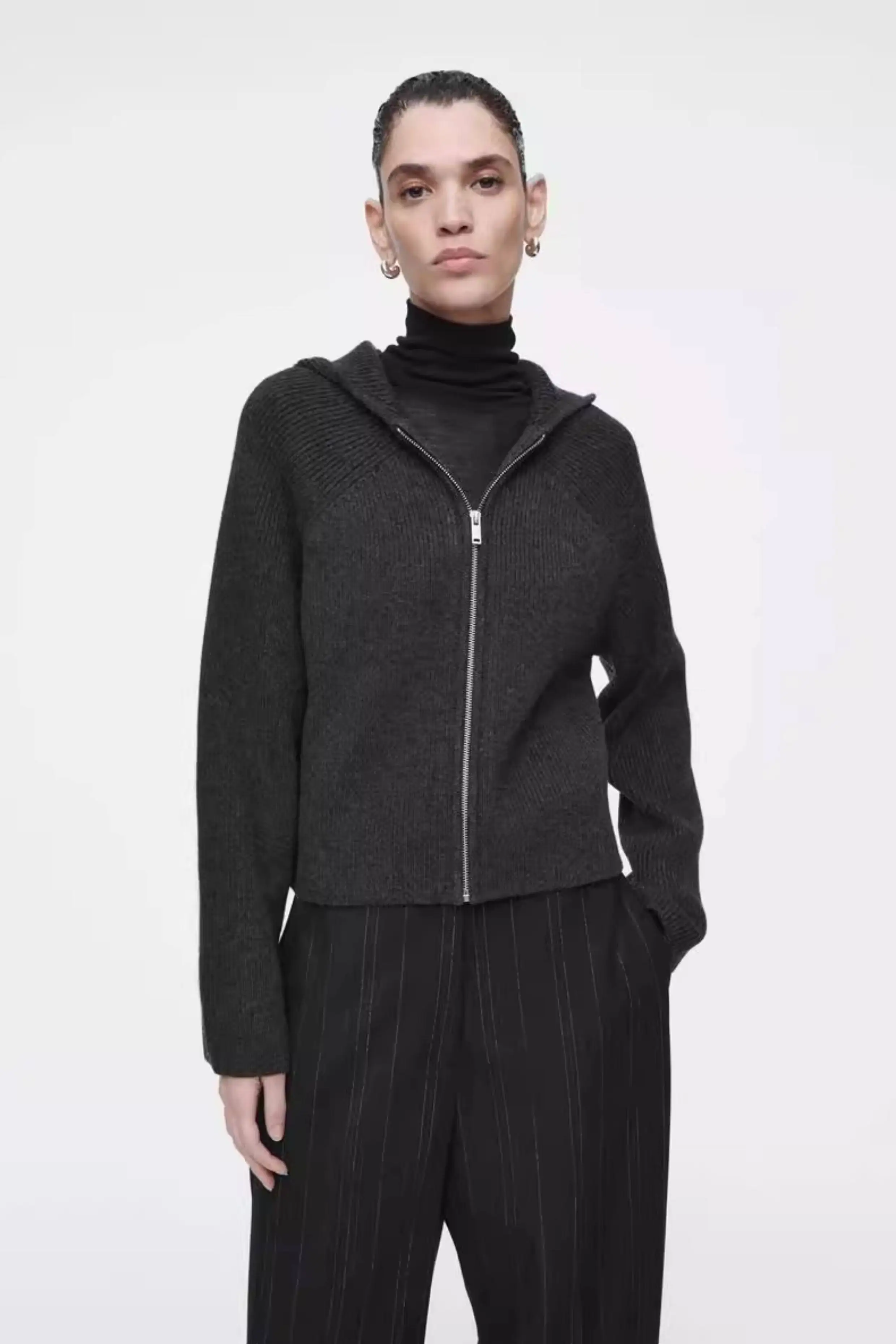 Фото XIMIAN APPAREL 2026 YAZHIMEI cosmod Весенняя новинка: женский повседневный стандартный темно-серый вязаный кардиган с капюшоном №1
