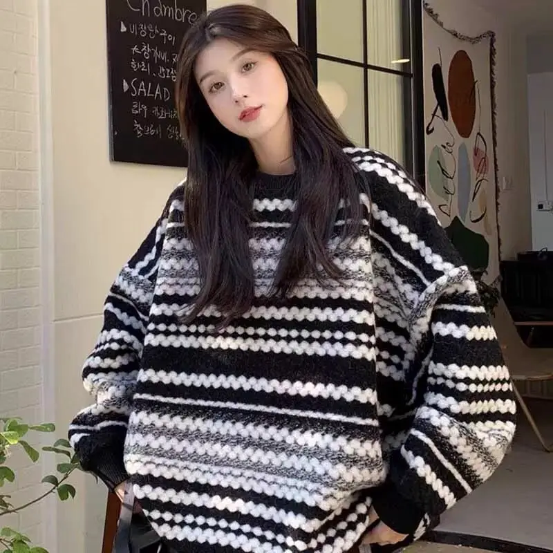 Женский свободный трикотажный свитер средней длины с круглым вырезом и длинными