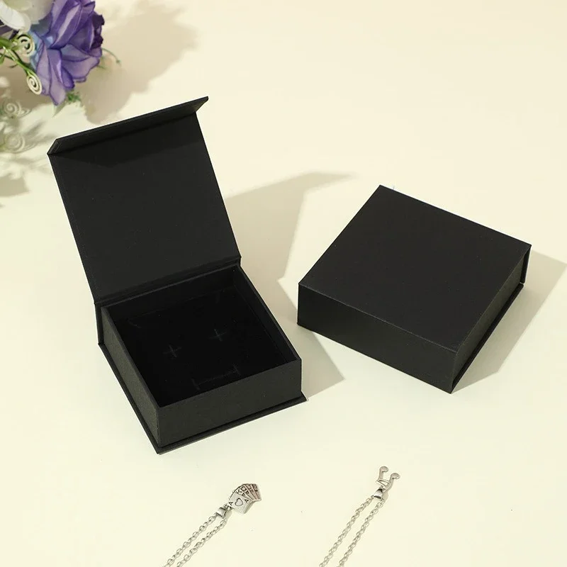 Магнитные картонные подарочные коробки набор из 12 штук