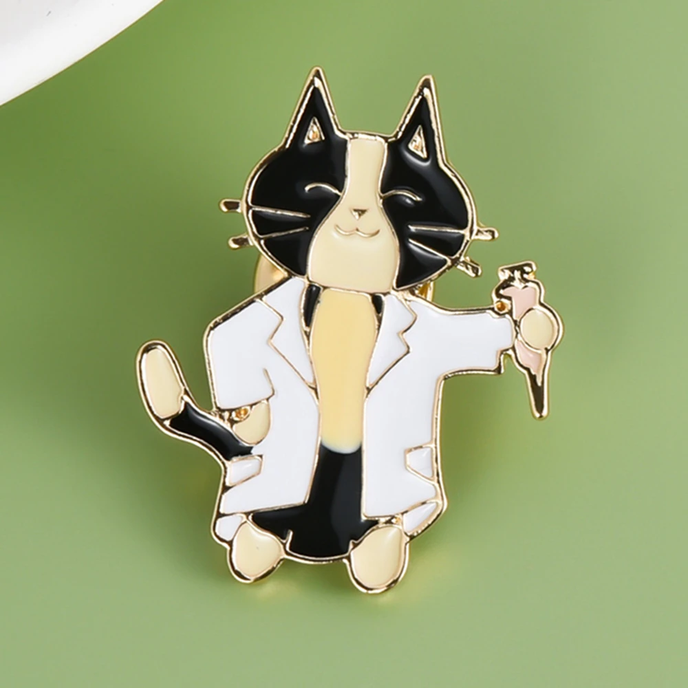 Значок-брошь в виде шприца для лекарств, кошки