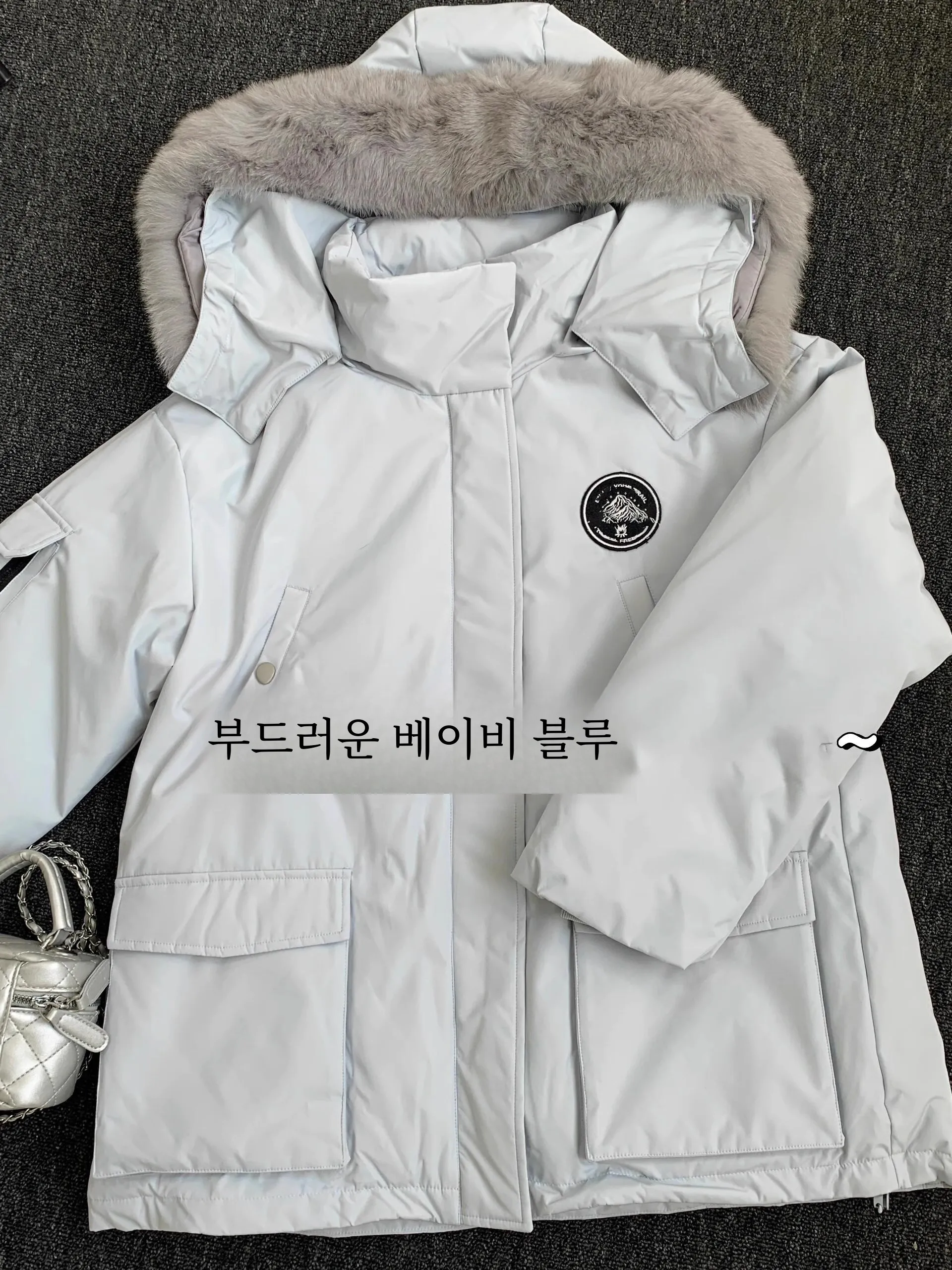 Пуховик-карго с большим меховым воротником одежда хлопковой подкладкой женская